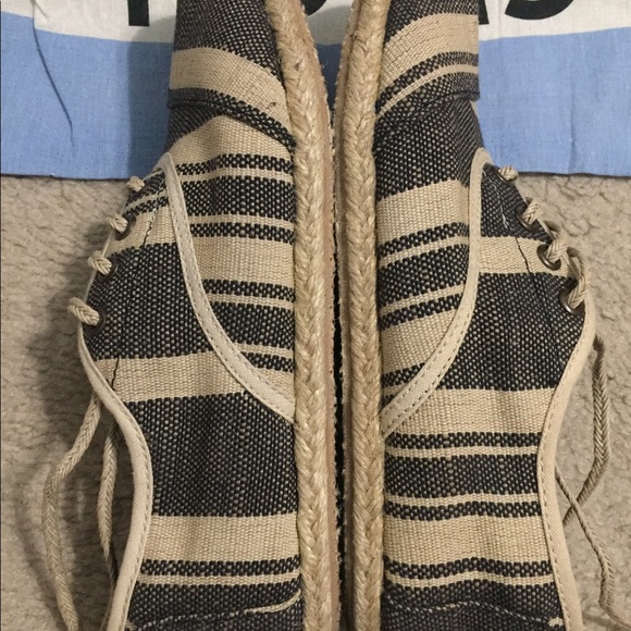 🔻Cute pair of laced women’s Toms - Picture 3 of 7